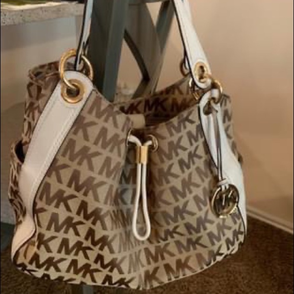 Authentic Michael Kors Purse (like New)